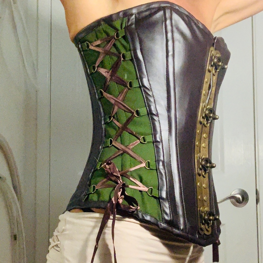 Elegant Black and Green Corset - Picture 2 of 8